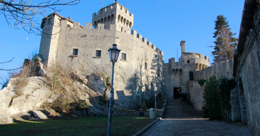 Cesta Tower (Second Tower) in San Marino visaboards