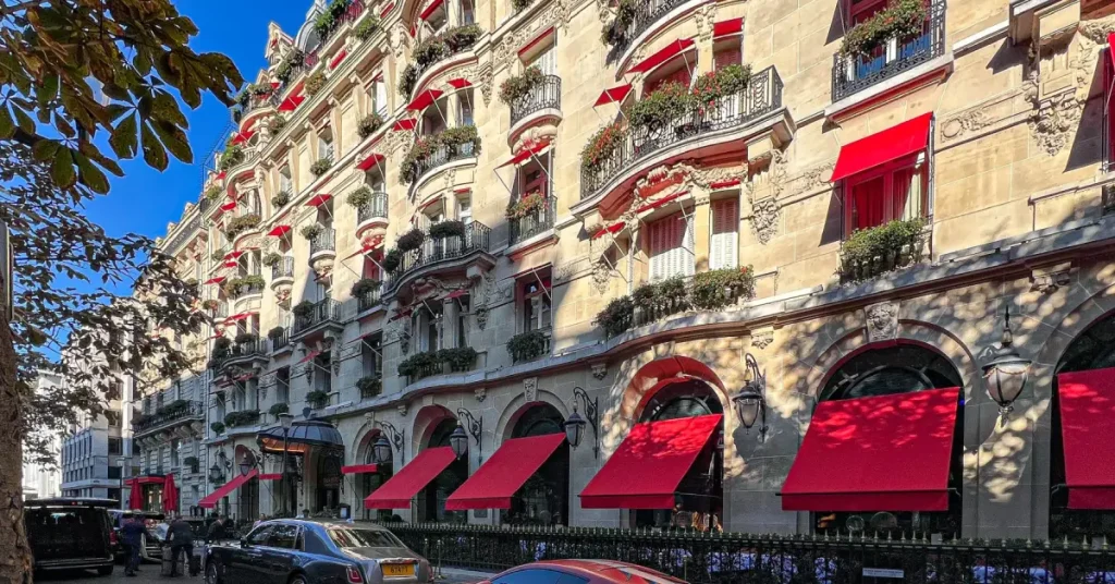 Hotel Plaza Athénée (Paris – Avenue Montaigne) visaboards
