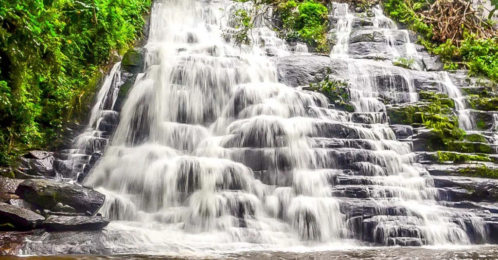 Man in Côte d’Ivoire visaboards