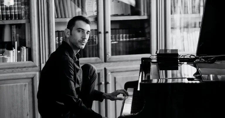 andrea vanzo in dubai event visaboards