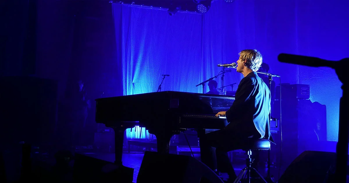 tom odell live at coca cola arena in dubai event visaboards